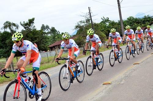 Equipe pronta para mais um desafio / Foto: Luis Claudio Antunes/Bike76